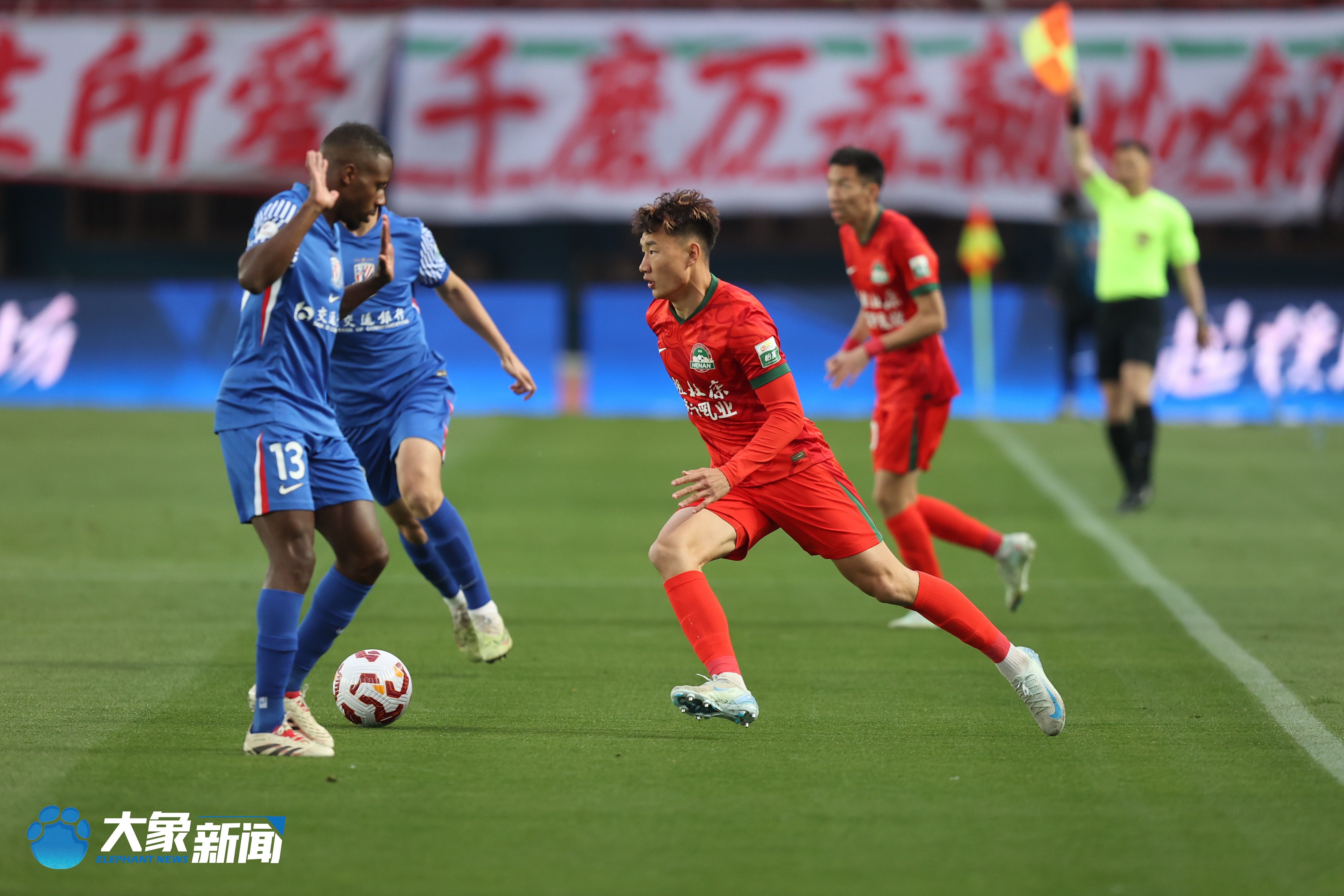 河南建业客场不敌上海申花，战绩依旧不佳
