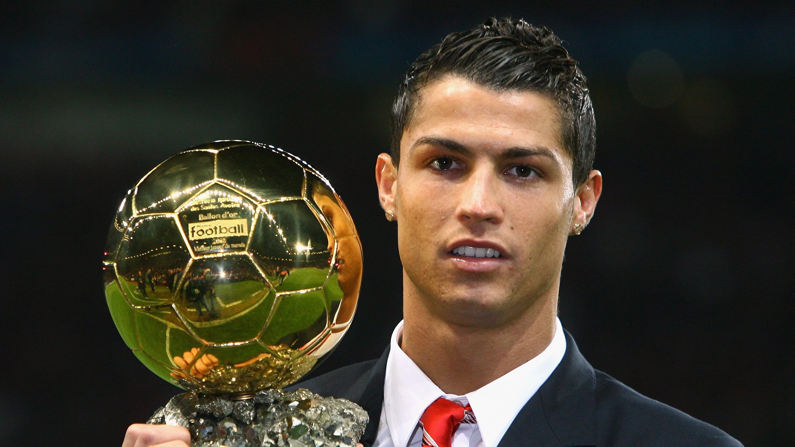 无声的撕裂者，莱万在欧冠之夜上演的杀戮美学